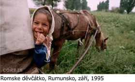 Romská dívka a maringotka, Rumunsko, září, 1995